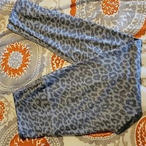 Beyond Yoga Gray Leopard Print Leggings